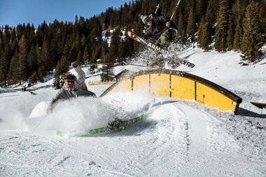 Spring Session | © Backyards Snowpark Zwei Freestyler im Backyards Snowpark im Frühling. | © Backyards Snowpark