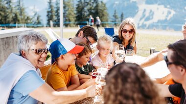 Gruppe im Brandnertal | © Bergbahnen Brandnertal, Frederick Sams Shared drink after the hike | © Bergbahnen Brandnertal, Frederick Sams