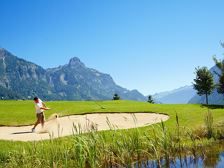 Abschlagen auf dem 18-Loch Golfplatz Bludenz-Braz 