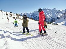 Familie beim Skifahren im Brandnertal (c) Alex Kai