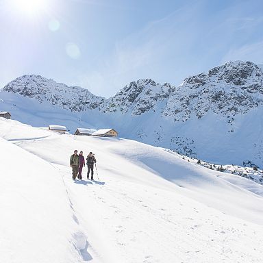 walsertal-winter-sonntag-stein-winterwandern